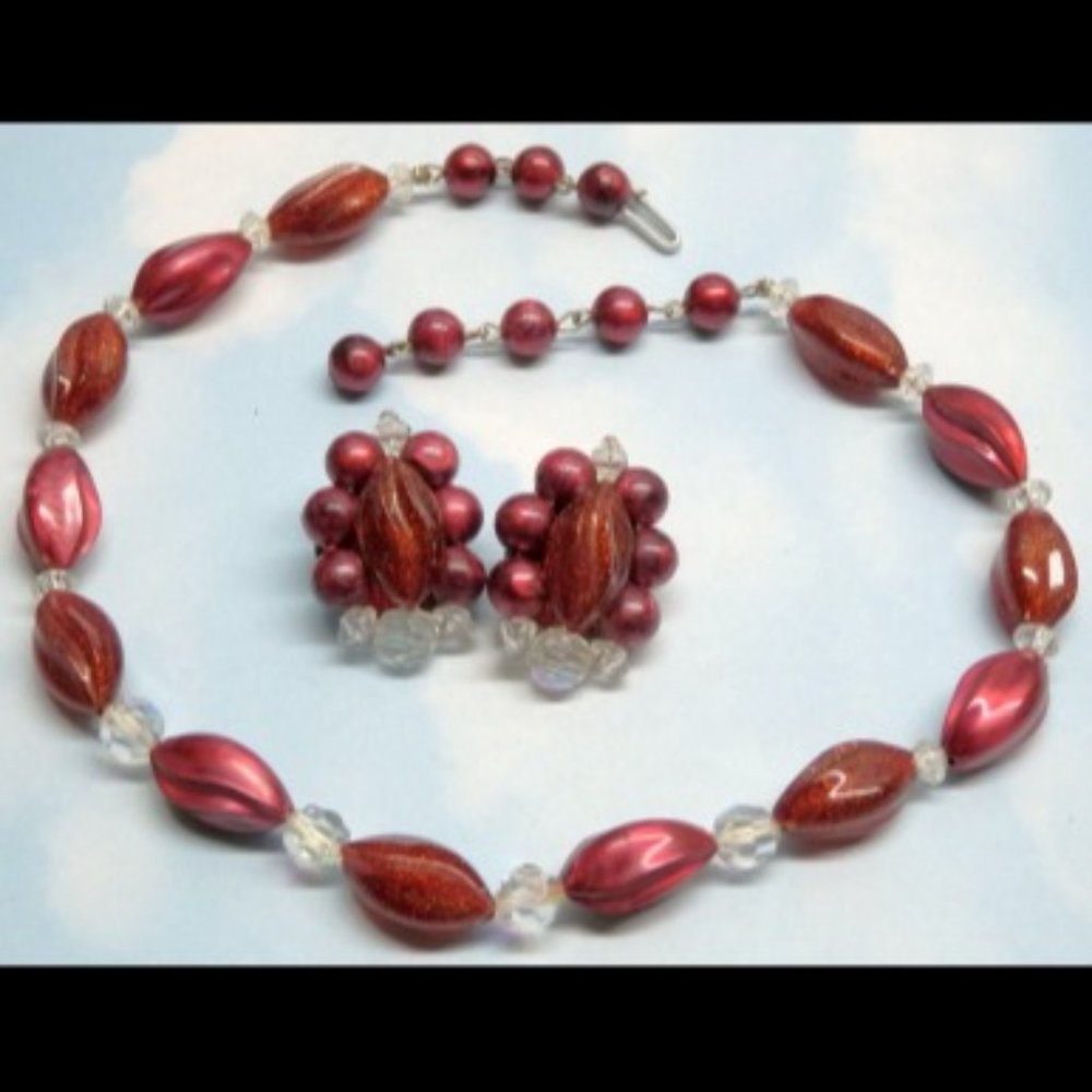 **Lovely Vintage Cherry Red Bead Necklace Set